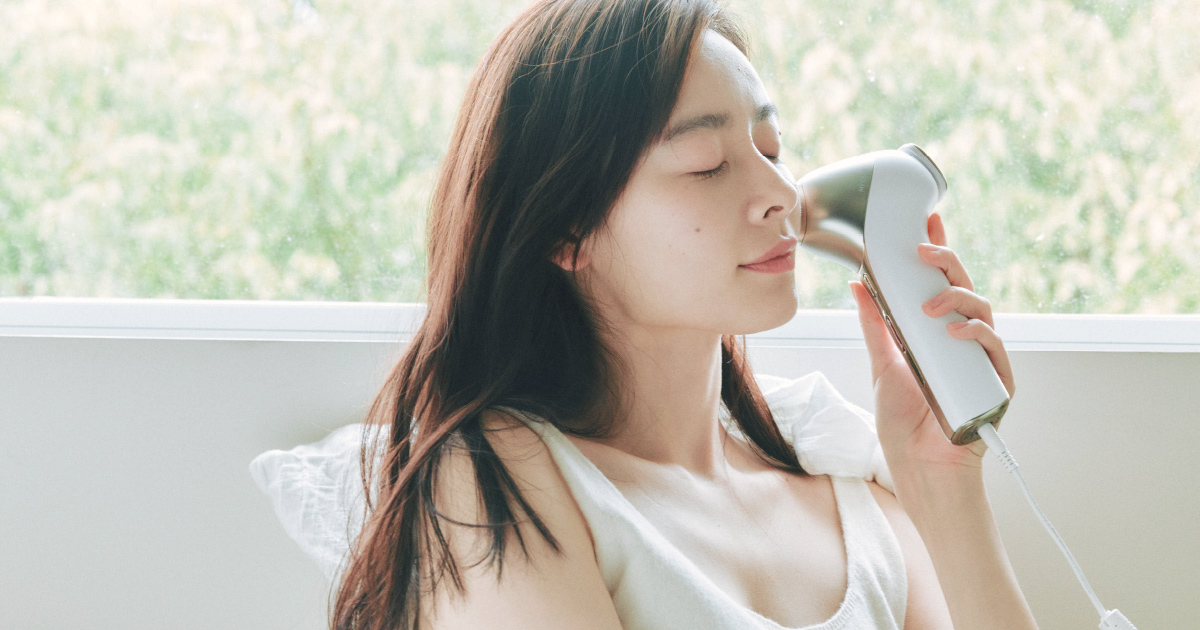 “フォト×EMSのWリフト*¹”で話題の光美顔器。
3年の開発期間を経て完成した、次世代エイジングケア*²の決定版