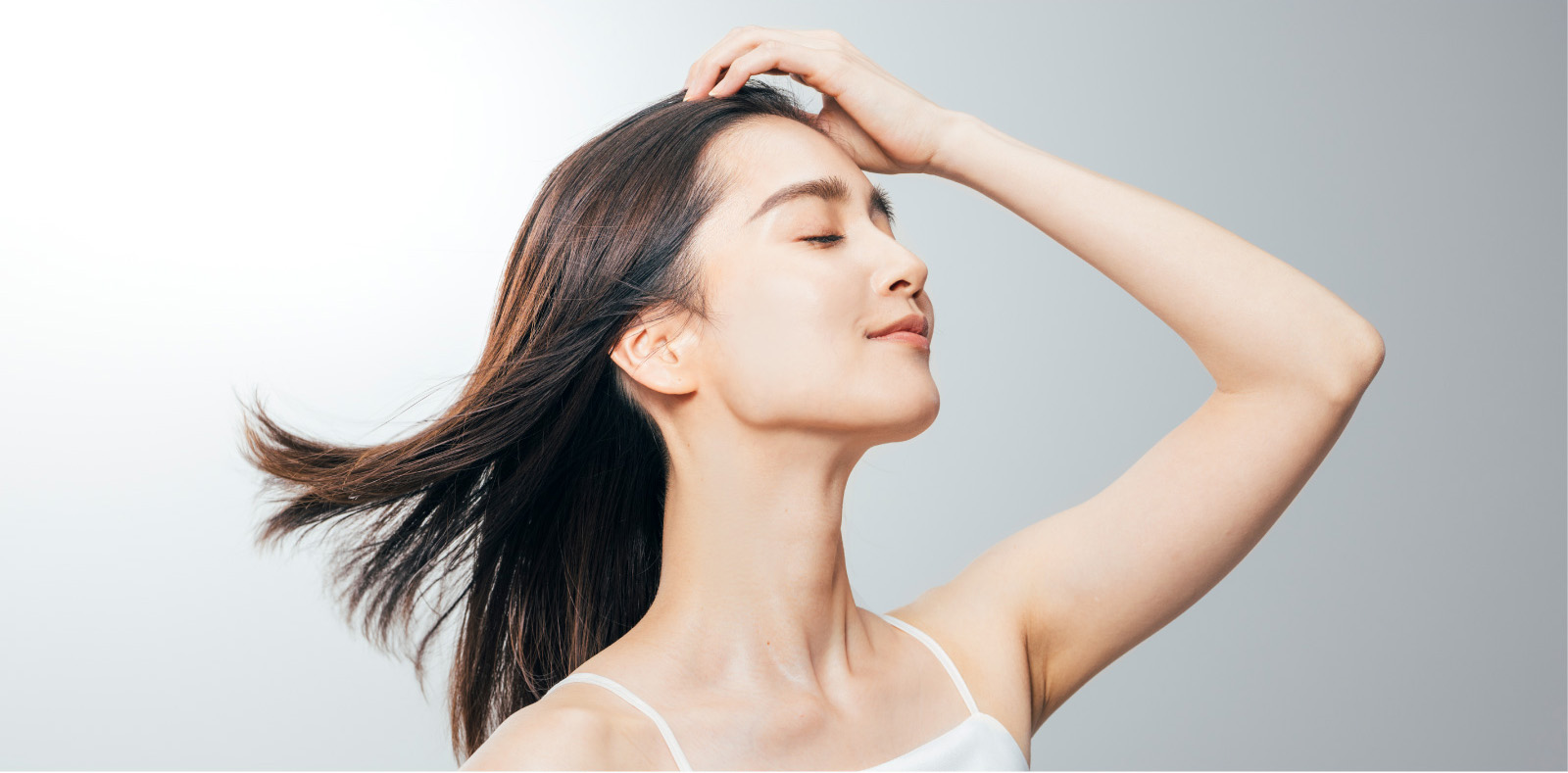 MYTREXヘッドスパ使用イメージ｜頭皮ケア中の女性