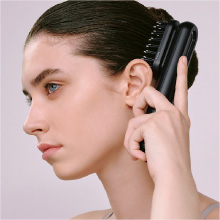 ブラシ型アタッチメントで頭皮のもたつきをケア