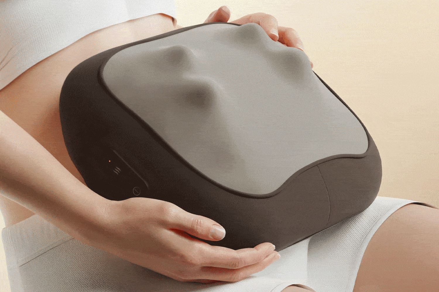 MYTREX 両面使えるクッション型マッサージャー「MYTREX RAKUNO W CARE」3月5日先行発売。もみ×振動のWケアで全身を整える